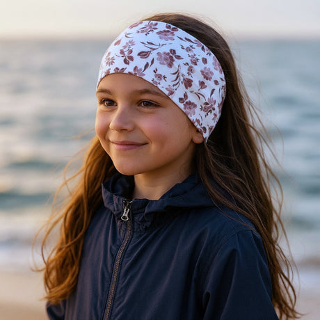 Kind am Strand mit Wollhuhn Elastisches Öko Stirnband / Haarband Jersey Zweilagig Breit Blumen Weiß/Altrosa, handgefertigt, weich und vielseitig für verschiedene Aktivitäten.