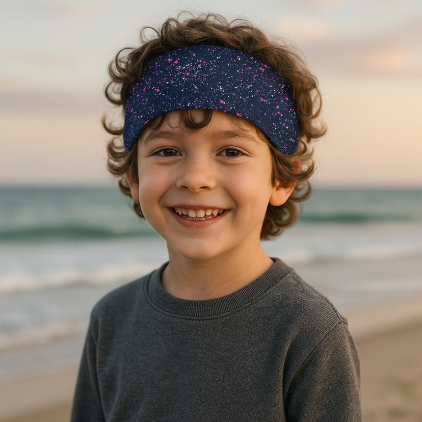 Junge am Strand bei Sonnenaufgang, trägt Wollhuhn Elastisches Öko Stirnband / Haarband Jersey Zweilagig Breit Galaxy Sprenkel Rot; handgemacht, bequem, vielseitig für Kinder und Erwachsene.