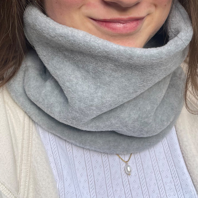Frau trägt Wollhuhn WINTER Halstuch/Schlupfschal „Unser Wärmster“, aus doppellagigem Fleece, ideal für Kinder und Erwachsene, handgefertigt in Deutschland.