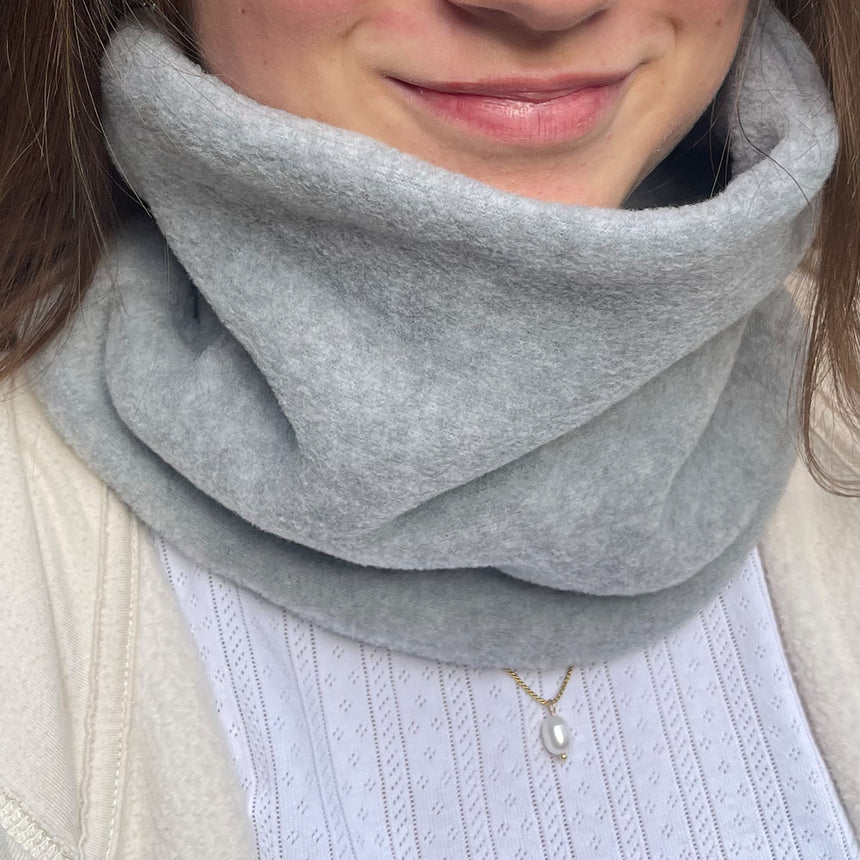 Frau trägt Wollhuhn WINTER Halstuch/Schlupfschal „Unser Wärmster“, aus doppellagigem Fleece, ideal für Kinder und Erwachsene, handgefertigt in Deutschland.