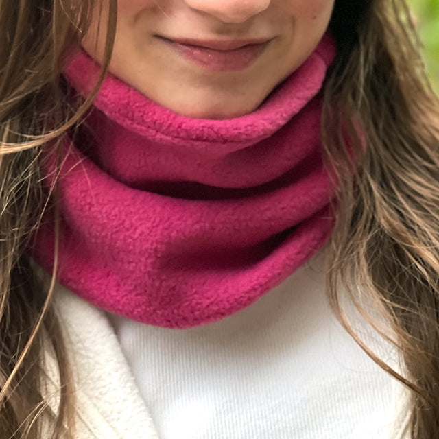 Frau trägt Wollhuhn WINTER Halstuch/Schlupfschal „Unser Wärmster“ in Beere, doppellagig aus Fleece, handgemacht in Deutschland, ideal für Kälte.