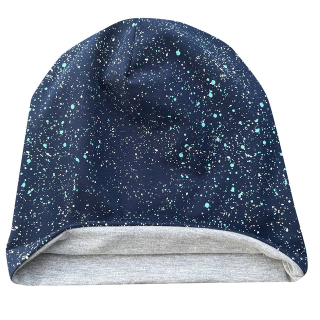 Wollhuhn Öko Long Beanie / Wendemütze, zweilagig mit weißen Sprenkeln auf blau-grauem Hintergrund, ideal für Kinder, bequem und ganzjährig tragbar.