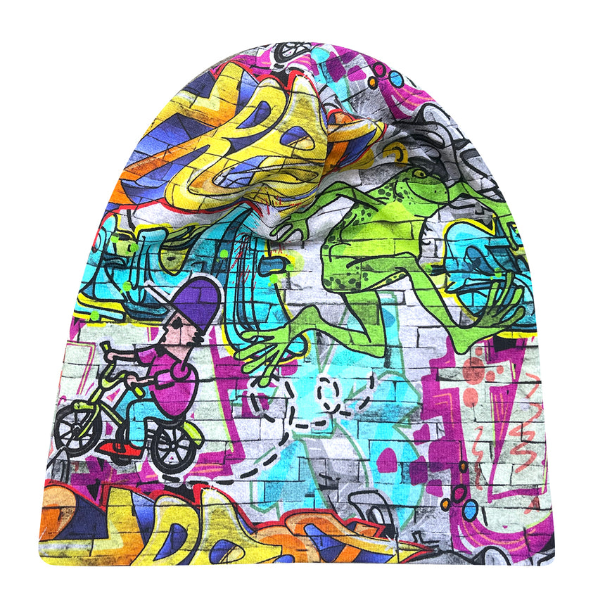 Wollhuhn Öko Long Beanie / Wendemütze, zweilagig mit Streetart-Graffiti Muster, auf einem Ziegelhintergrund, handgefertigt, ideal für Kinder, ganzjährig tragbar.
