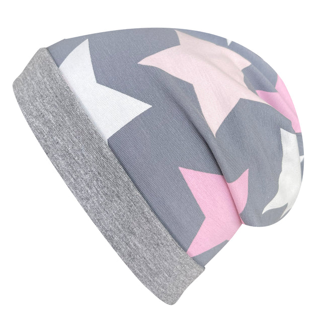 Wollhuhn Öko Long Beanie/Wendemütze: Nahaufnahme einer grauen und rosa zweilagigen Beanie mit Sternenmuster, aus weichem Baumwolljersey, formbeständig und angenehm zu tragen.