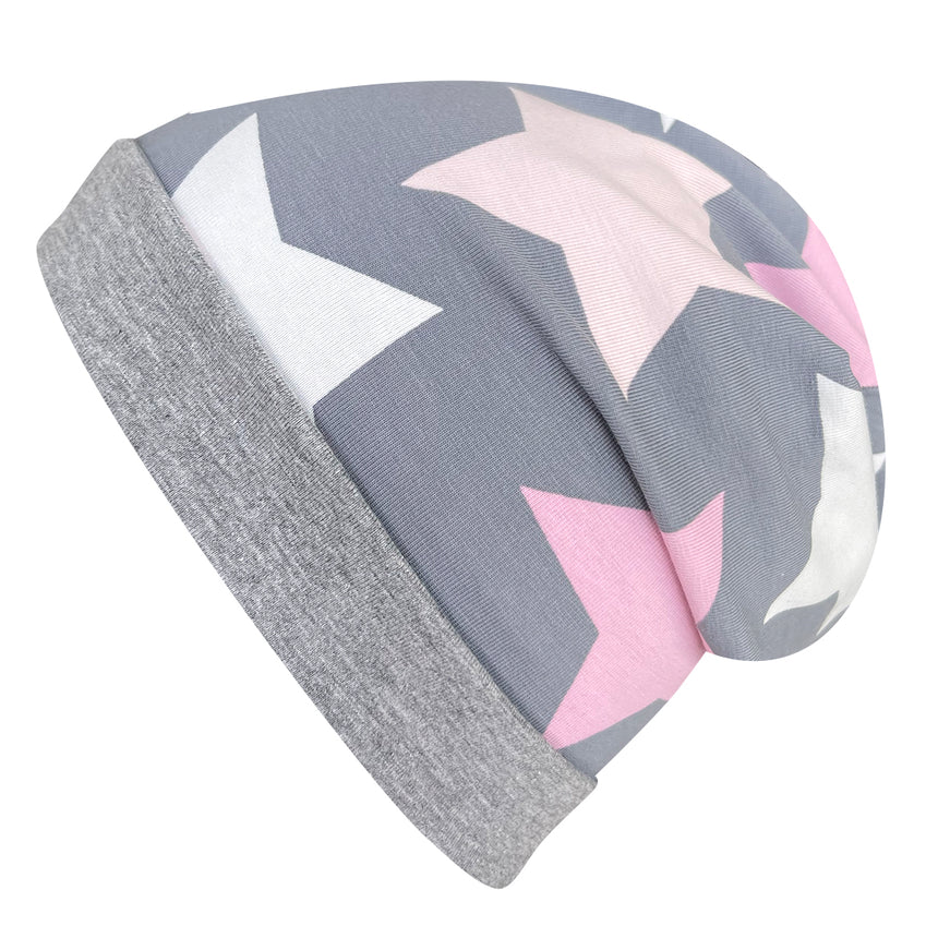 Wollhuhn Öko Long Beanie/Wendemütze: Nahaufnahme einer grauen und rosa zweilagigen Beanie mit Sternenmuster, aus weichem Baumwolljersey, formbeständig und angenehm zu tragen.