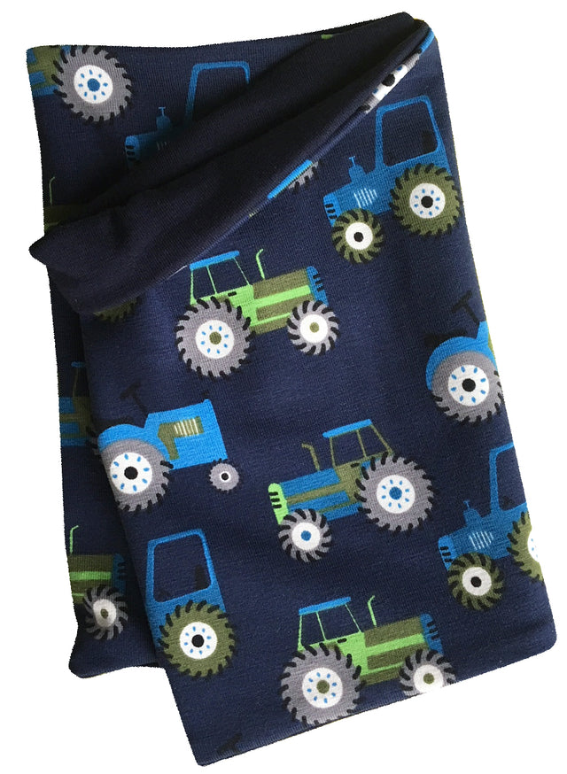 Wollhuhn Öko Jersey Halstuch in Dunkelblau mit Traktor-Muster, handgemacht, weich und dehnbar, ideal für Kinder ab einem Jahr, perfekt für Übergangszeiten.