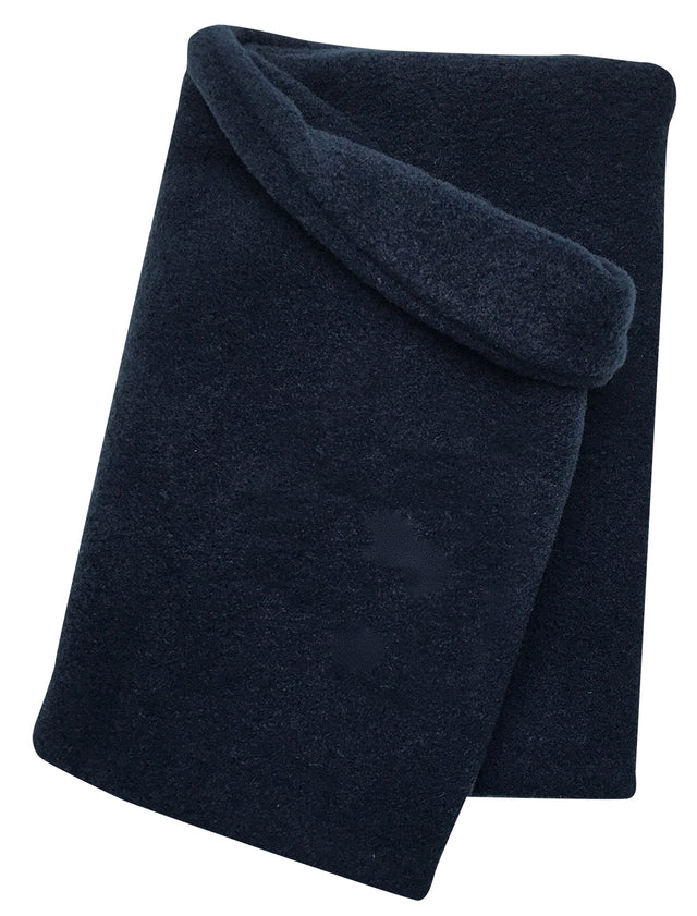 Wollhuhn WINTER Halstuch/Schlupfschal „Unser Wärmster“, doppellagiger, handgemachter Fleece-Loop, einfarbig dunkelblau, auf weißem Hintergrund gefaltet. Perfekt für Kinder und Erwachsene.