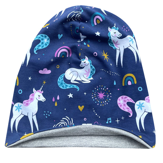 Wollhuhn Öko Long Beanie, zweilagig, mit Einhorn- und Sternenmuster auf dunkelblauem Jersey, ideal für Kinder, wendbar und ganzjährig tragbar.