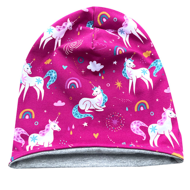 Wollhuhn Öko Long Beanie, zweilagig, mit Einhorn- und Regenbogen-Muster, aus weichem Baumwolljersey. Ideal für Kinder, formbeständig und wendbar.