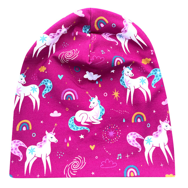 Wollhuhn Öko Long Beanie, zweilagig, pink mit Einhorn- und Regenbogenmuster. Aus weichem Baumwolljersey, wendbar, ideal für Kinder, handgefertigt in Deutschland.