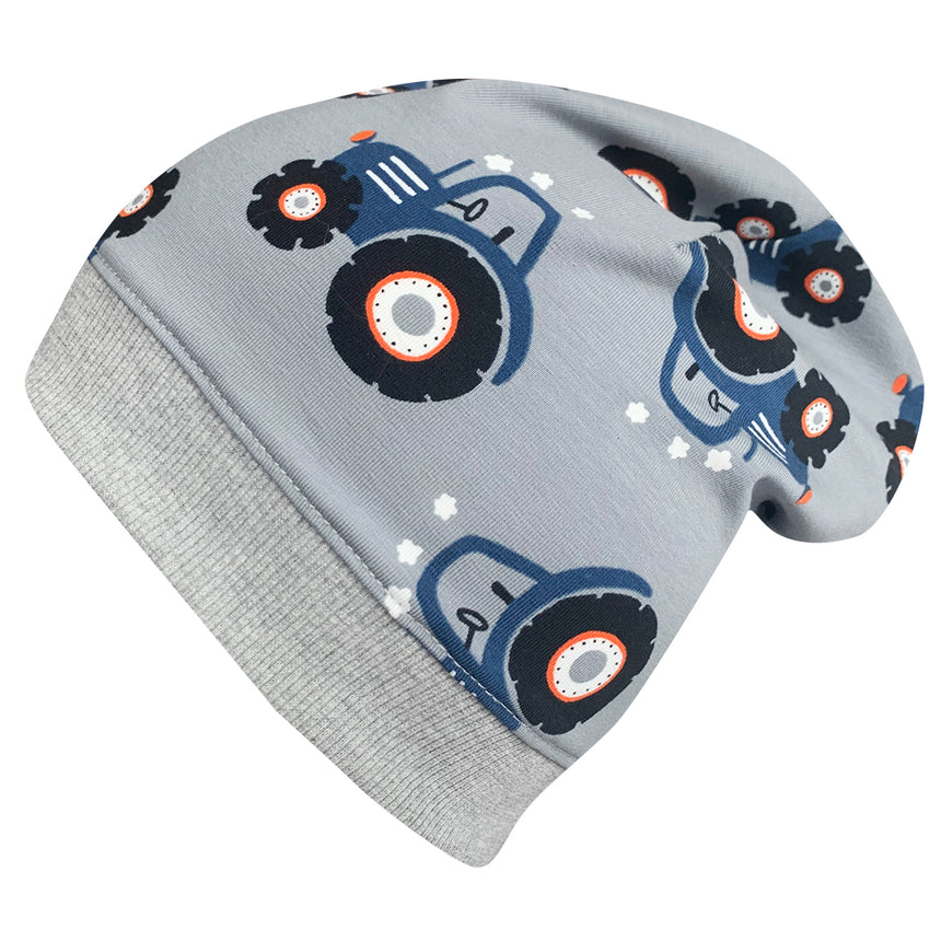 Wollhuhn Dünne Öko Beanie-Mütze mit blauen Traktor-Motiven, handgemacht aus weichem Öko-Jersey, ideal für Übergangstage und angenehm unter Helmen zu tragen.