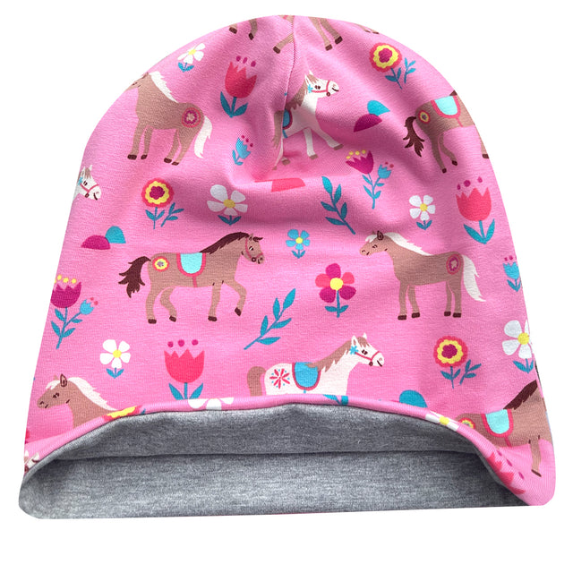 Wollhuhn Öko Long Beanie, zweilagig, rosa mit Pferde- und Blumendesign, aus weichem Baumwolljersey, wendbar, ideal für Kinder, sorgt für warmen Tragekomfort.
