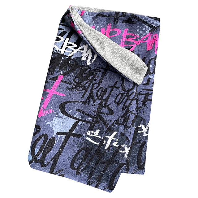 Wollhuhn Leichtes Lockeres Öko Jersey Halstuch, handgefertigt, weich und wendbar, ideal für Übergangszeiten, mit Schriftzug sichtbar, gefaltet dargestellt.