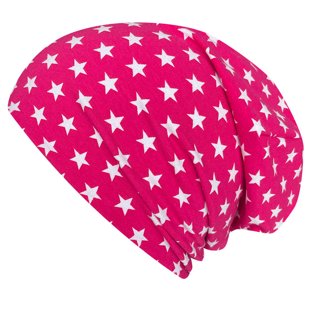 Wollhuhn Öko Long Beanie, Wendemütze mit weißen Sternen auf pinkem Hintergrund, handgefertigt aus weichem Baumwolljersey, zweilagig für ganzjährigen Komfort.