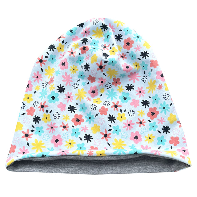 Wollhuhn Öko Long Beanie, zweilagig, mit buntem Blumenmuster. Bequeme Passform, ideal für Kinder. Handgefertigt aus weichem Öko-Jersey, für ganzjähriges Tragen geeignet.