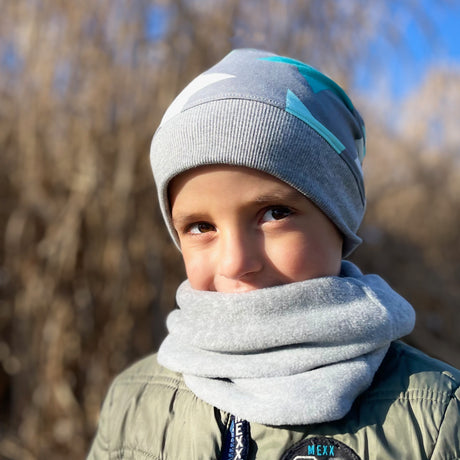 Junge trägt Wollhuhn WINTER Halstuch „Unser Wärmster“, doppellagiger Fleece-Schlupfschal für Kinder und Erwachsene, handgemacht, ideal für kalte Tage und winddicht.
