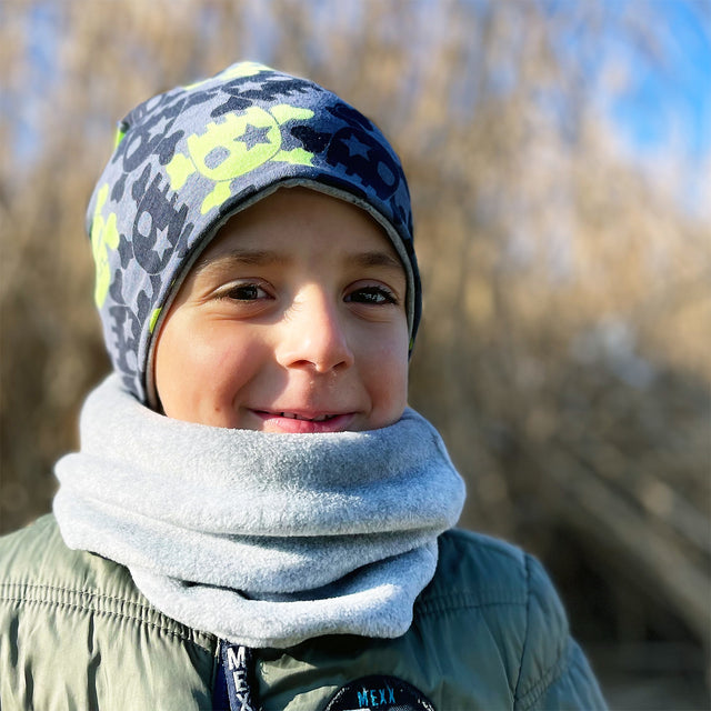 Junge trägt Wollhuhn Öko Long Beanie, Wendemütze, zweilagig, mit coolem Sitz. Perfekt für ganzjähriges Tragen, aus weichem, dehnbarem Öko-Jersey gefertigt.